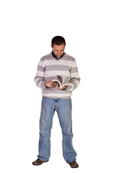 Казуальный человек, читающий книгу — стоковое фото