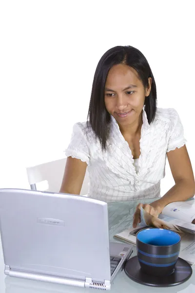 Vacker kvinna som arbetar på sin laptop — Stockfoto