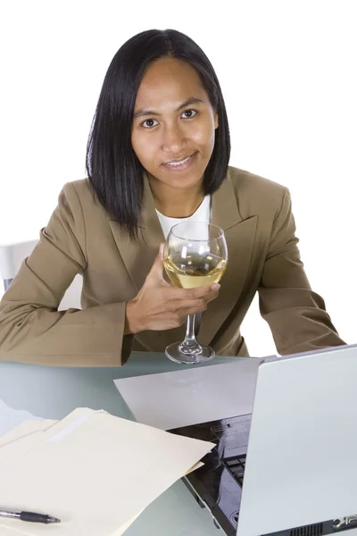 在她的办公桌工作的女商人 — 图库照片