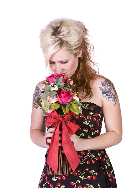 Vacker flicka att lukta blommor — Stockfoto