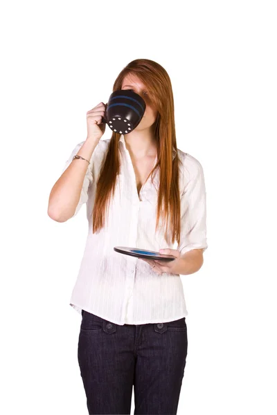 Жінка п'є каву стоячи — стокове фото
