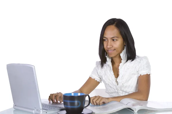 Schönes Mädchen arbeitet an ihrem Laptop — Stockfoto