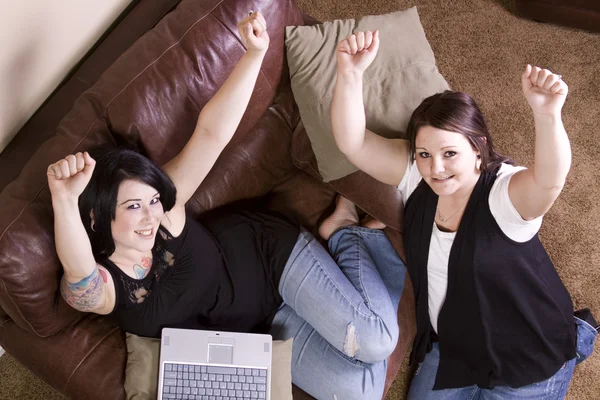 Dwie dziewczyny na kanapie, zakupy onlinestarożytne tower.giovinazzo opuszczony — Zdjęcie stockowe