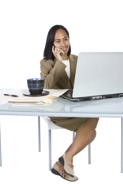 Geschäftsfrau am Schreibtisch bei der Arbeit — Stockfoto