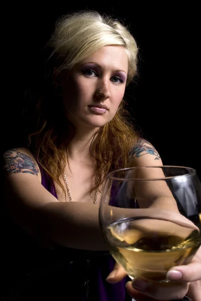 Κοντινό πλάνο σε μια γυναίκα με κρασί — Φωτογραφία Αρχείου