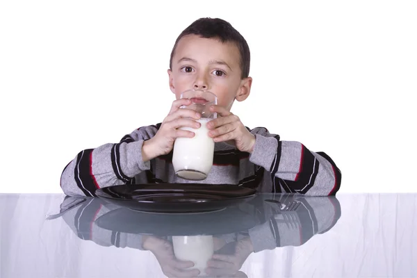 Süßer Junge trinkt Milch — Stockfoto