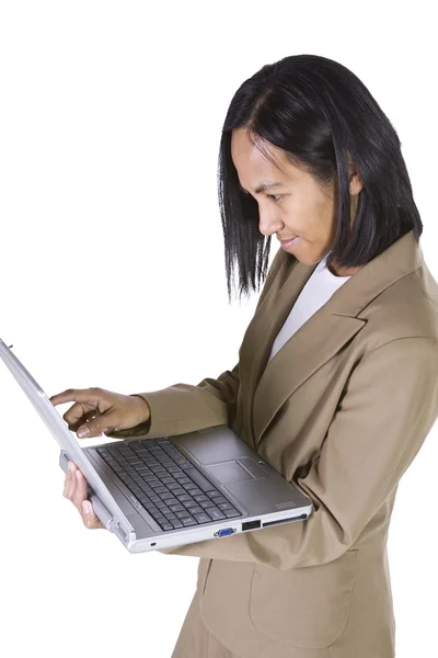 Donna d'affari che tiene un computer portatile — Foto Stock