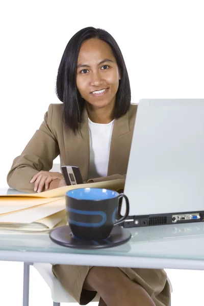 Geschäftsfrau am Schreibtisch bei der Arbeit — Stockfoto