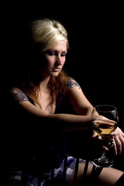 关闭上一个女人与酒 — 图库照片