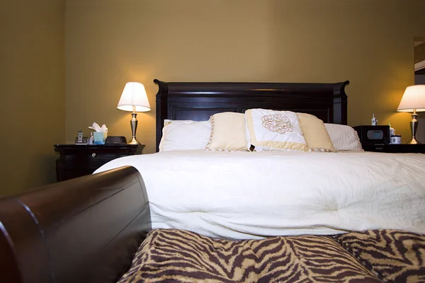 Närbild på en säng i ett sovrum — Stockfoto