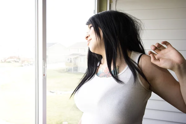 Donna dalla finestra Stretching — Foto Stock