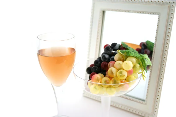 在玻璃中的孤立的葡萄 — 图库照片