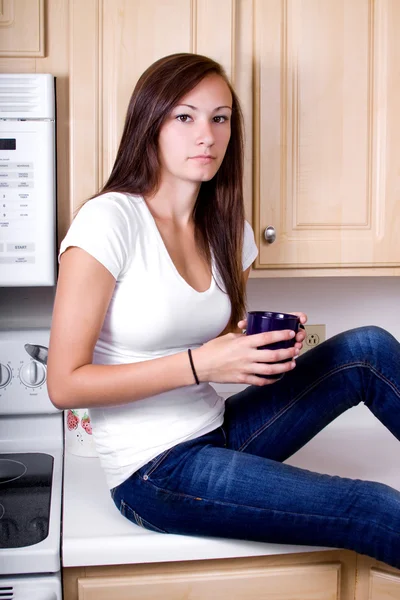 Adolescente chica en la cocina — Foto de Stock
