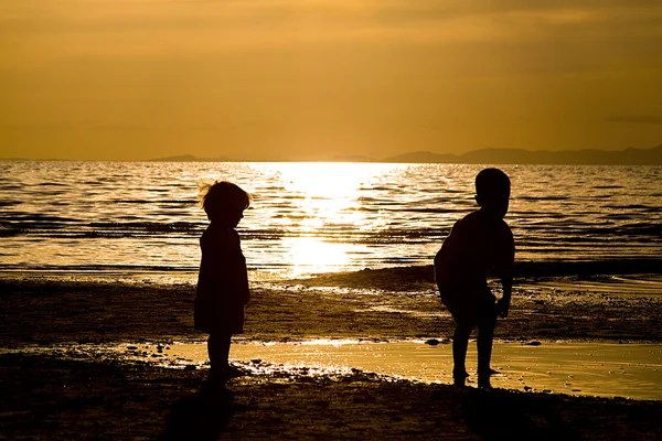 Kids playing on te Beach — Stock Photo, Image