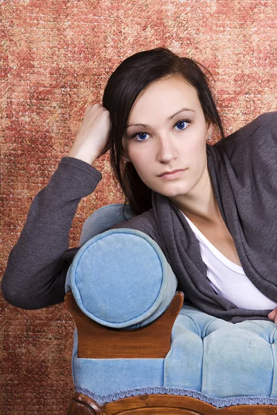 Bautiful tonåring på soffan — Stockfoto