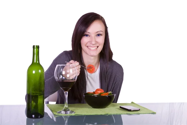 Krásná dívka jíst salát — Stock fotografie