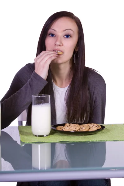 Vacker flicka hälla mjölk till hennes glas — Stockfoto
