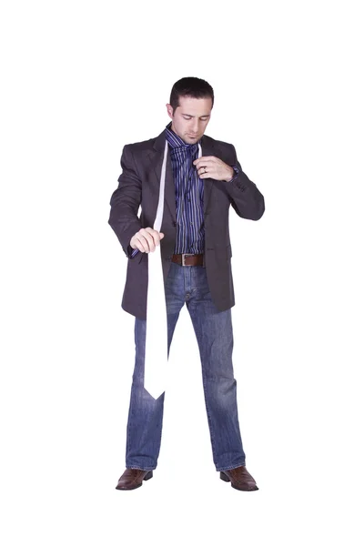 Hombre casual quitándose la corbata — Foto de Stock