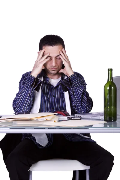 Stressad affärsman vid sitt skrivbord — Stockfoto