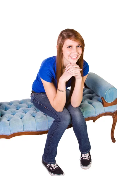 Piękna dziewczyna pozuje na kanapie — Zdjęcie stockowe