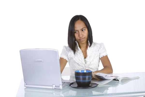 Nő dolgozik a laptop — Stock Fotó