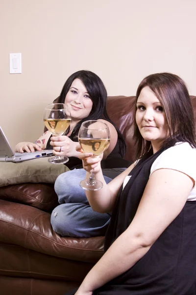 Dos chicas en el sofá de compras en línea — Foto de Stock