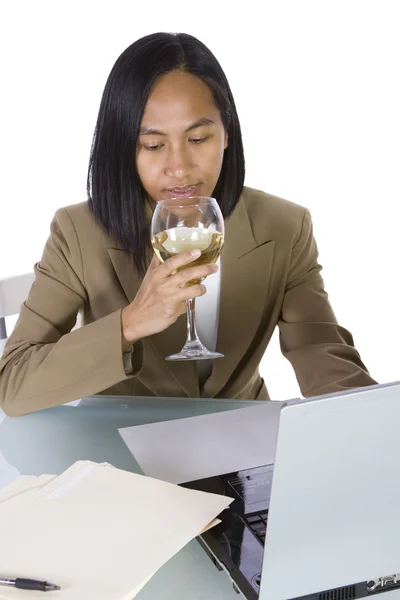 Affärskvinna på hennes skrivbord arbetar — Stockfoto