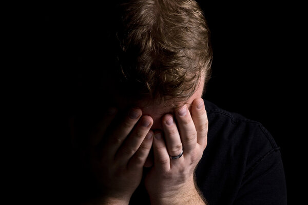 Закройте глаза на человека
