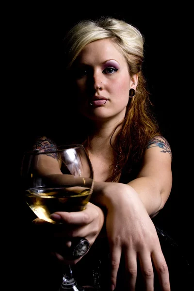 Закройте глаза на женщину с вином — стоковое фото
