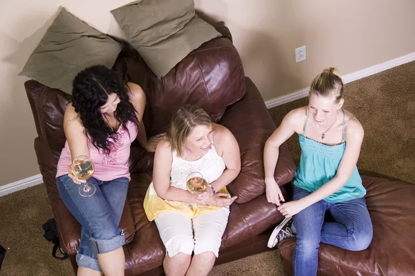 Tres mujeres socializando en casa —  Fotos de Stock