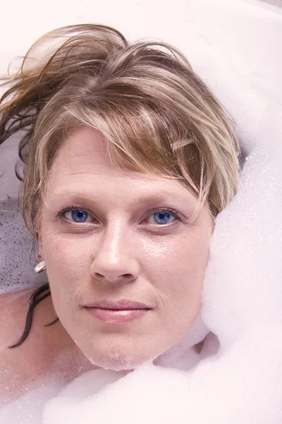 Kvinna avkopplande i badkaret — Stockfoto