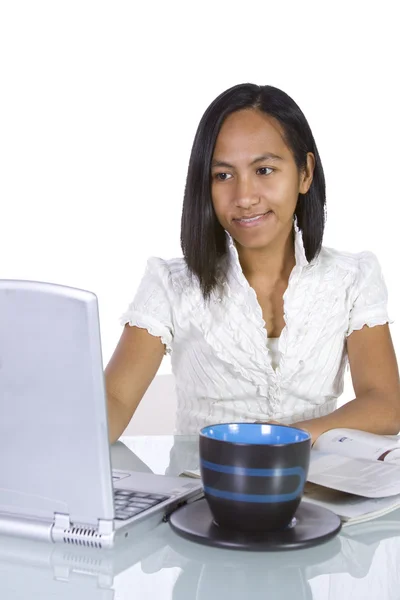 Vrouw die op laptop werkt — Stockfoto