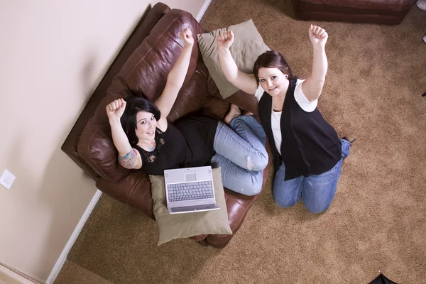 Två flickor på soffan shopping online — Stockfoto