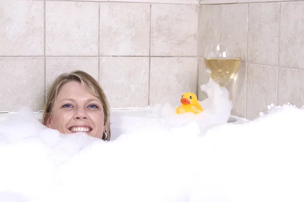 女性、浴槽でリラックス — ストック写真