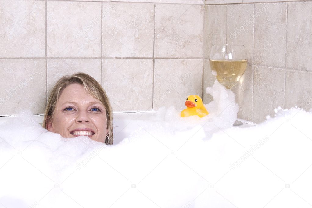 25-летняя девушка моется в ванне (44 фото)