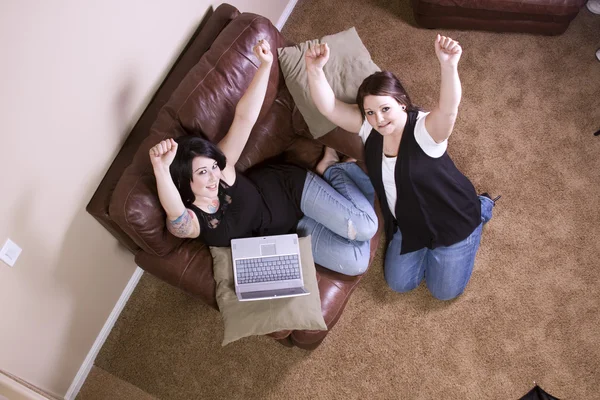 Två flickor på soffan shopping — Stockfoto