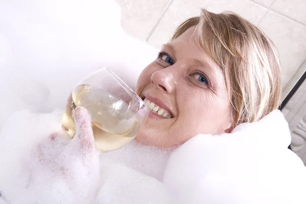 Vrouw ontspannen in het bad — Stockfoto