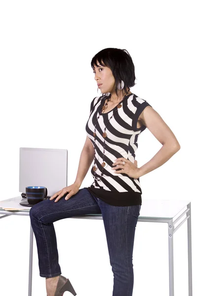 Donna sexy seduta sulla scrivania — Foto Stock
