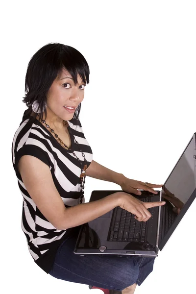 Hermosa chica trabajando en su computadora portátil — Foto de Stock