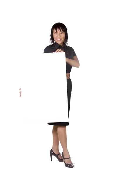 Atractiva mujer en su escritorio con una tarjeta de visita en blanco — Foto de Stock
