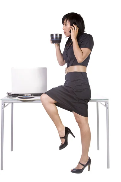 Sexy Frau sitzt auf dem Schreibtisch — Stockfoto