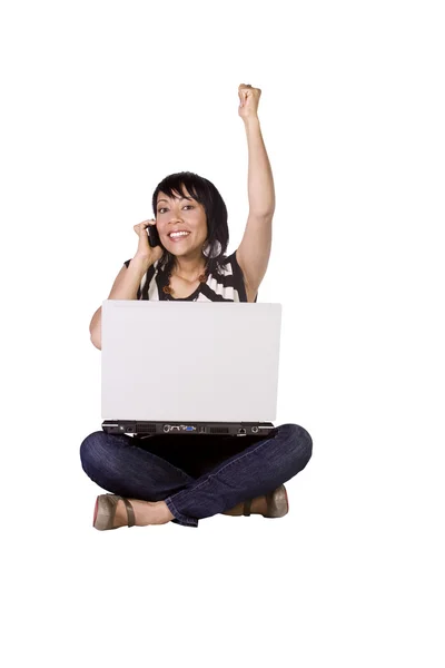 Belle fille travaillant sur son ordinateur portable — Photo