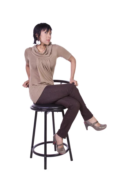 Mulher bonita posando em uma cadeira — Fotografia de Stock