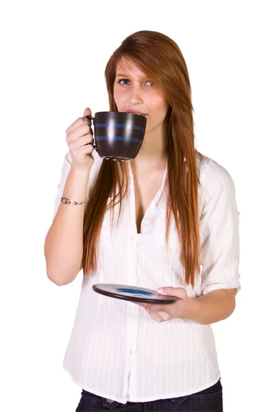 Kvinna dricker kaffe stående — Stockfoto