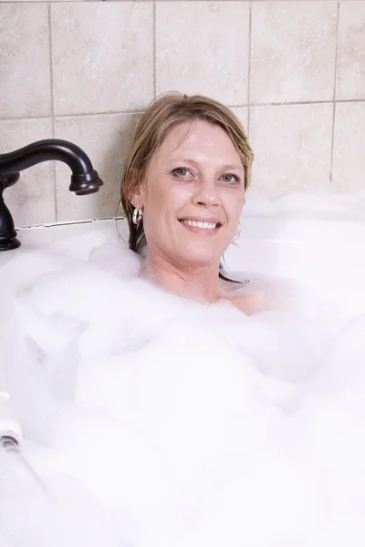 Жінка відпочиває у ванні — стокове фото