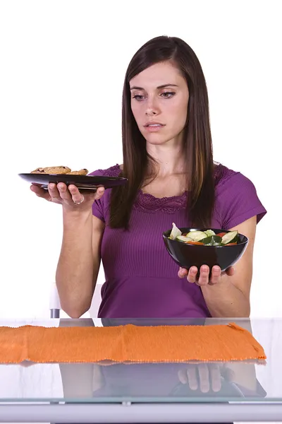Vacker flicka besluta vad man ska äta — Stockfoto