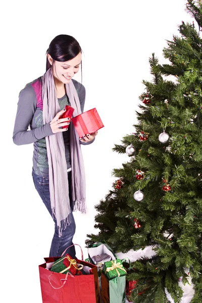 Mooi meisje door de kerstboom — Stockfoto