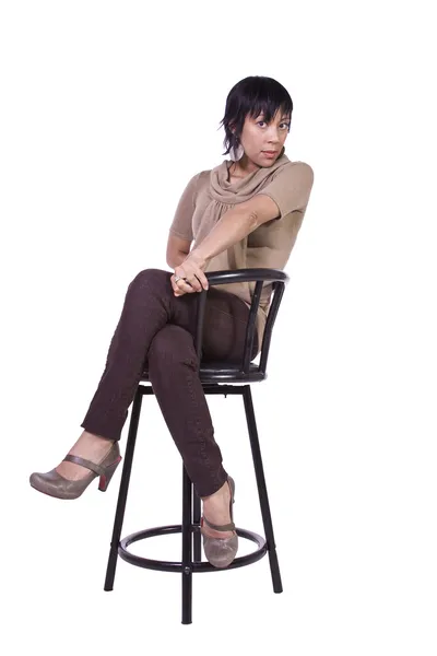 Mooie vrouw die zich voordeed op een stoel — Stockfoto