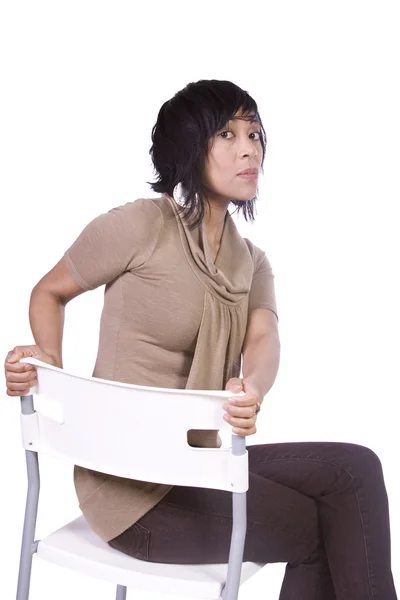 Mulher bonita posando em uma cadeira — Fotografia de Stock