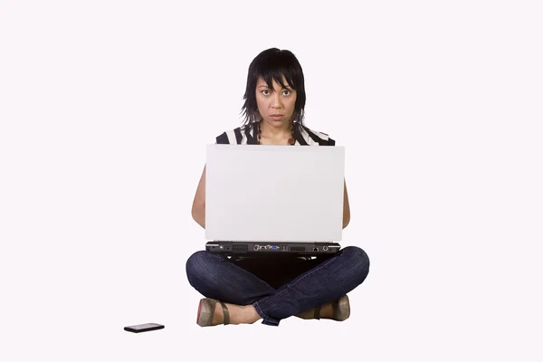 Mooi meisje die op haar laptop werkt — Stockfoto